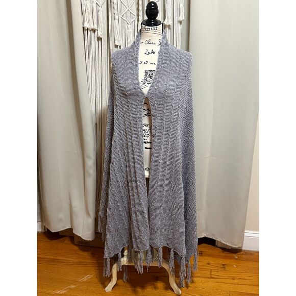 LuLaRoe Grey Knit Fringed Long Ponho/ Scarf/ Shrug NWT Soft Fuzzy OS Classy Chic - Picture 1 of 6